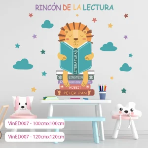 león simpático y curioso, sentado sobre una pila de libros