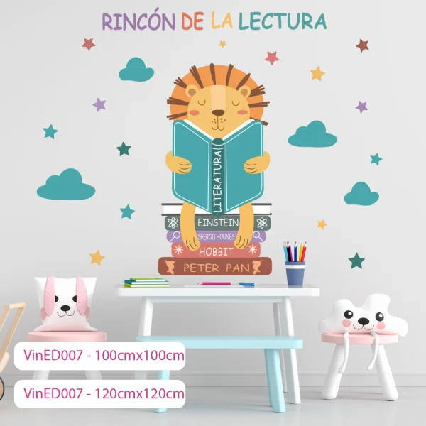 león simpático y curioso, sentado sobre una pila de libros