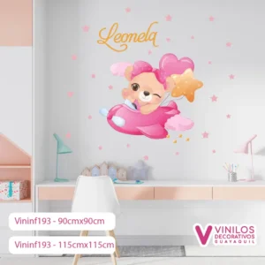 Vinil Decorativo Infantil Avioneta con osita a bord, globos estrellas y nombre personalizado